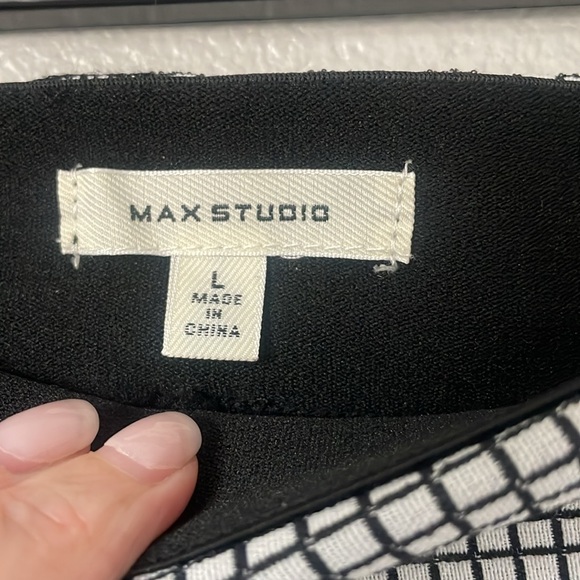 Max Studio pull-on capri’s. - Picture 2 of 2